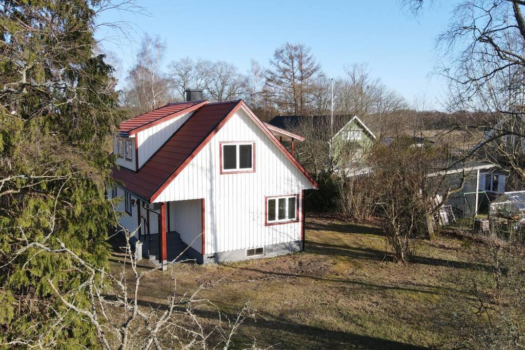 Lantlig Villa I Ljungbyhed Екстериор снимка